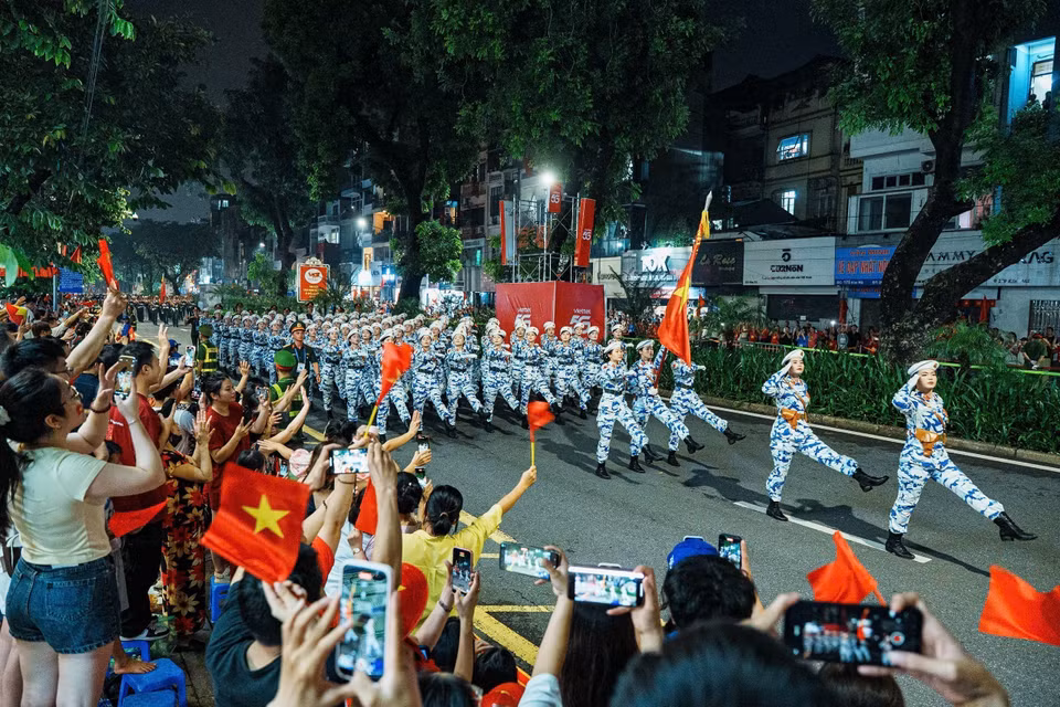 市民热切迎接阅兵游行队伍。图自越通社