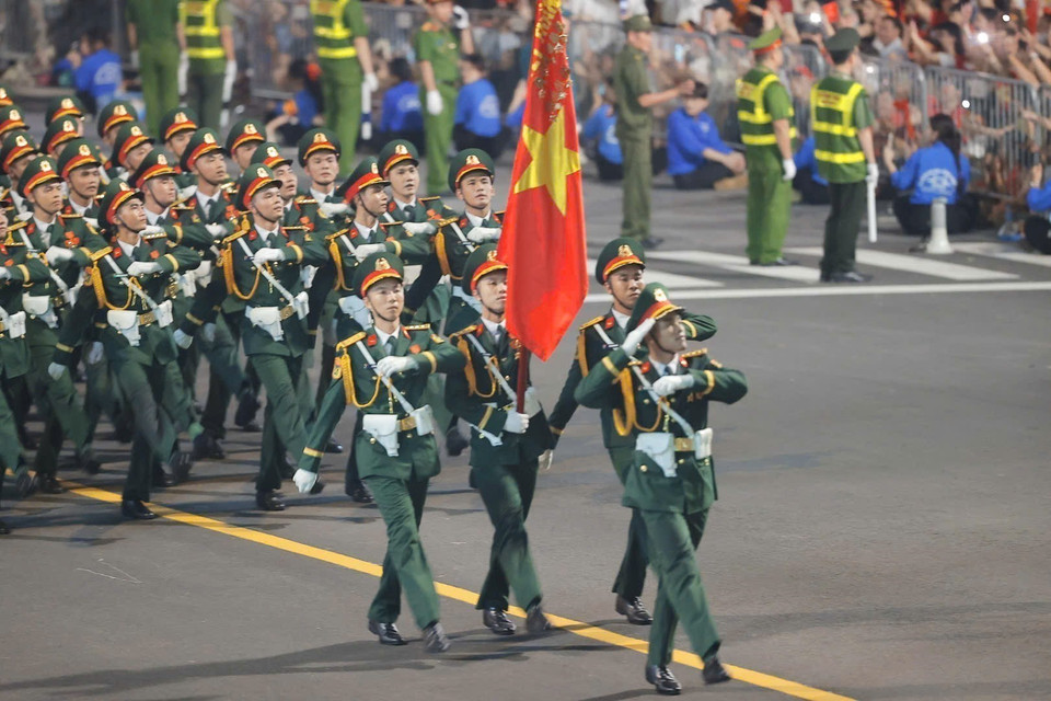 阅兵队伍在人民的怀抱中行进。图自越通社