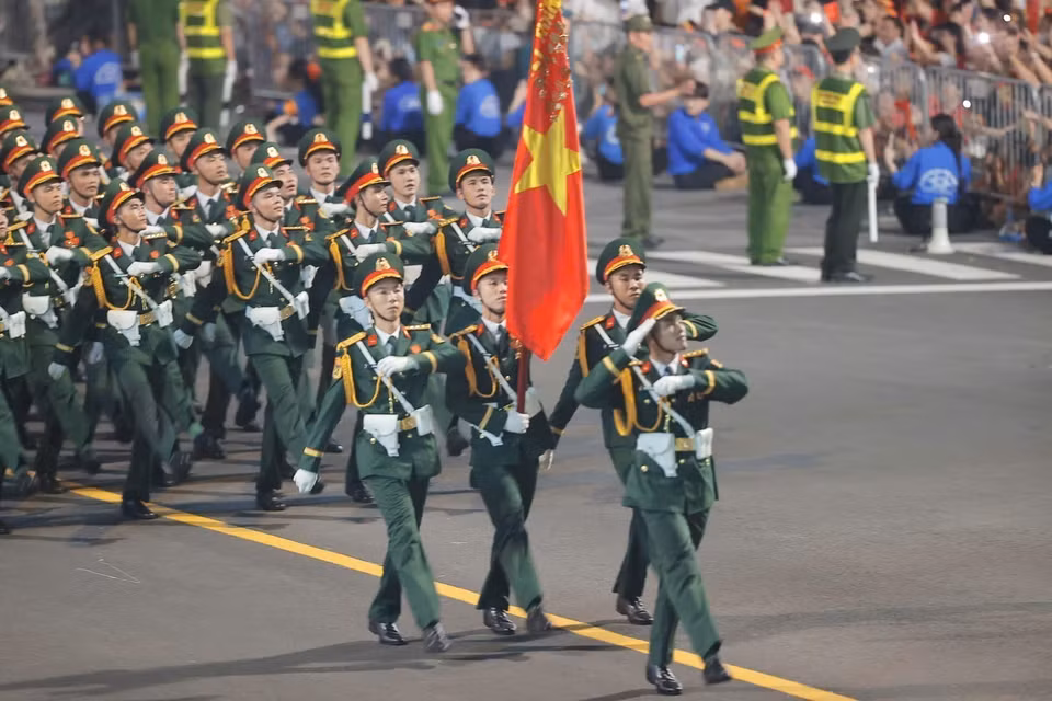 阅兵队伍在人民的怀抱中行进。图自越通社