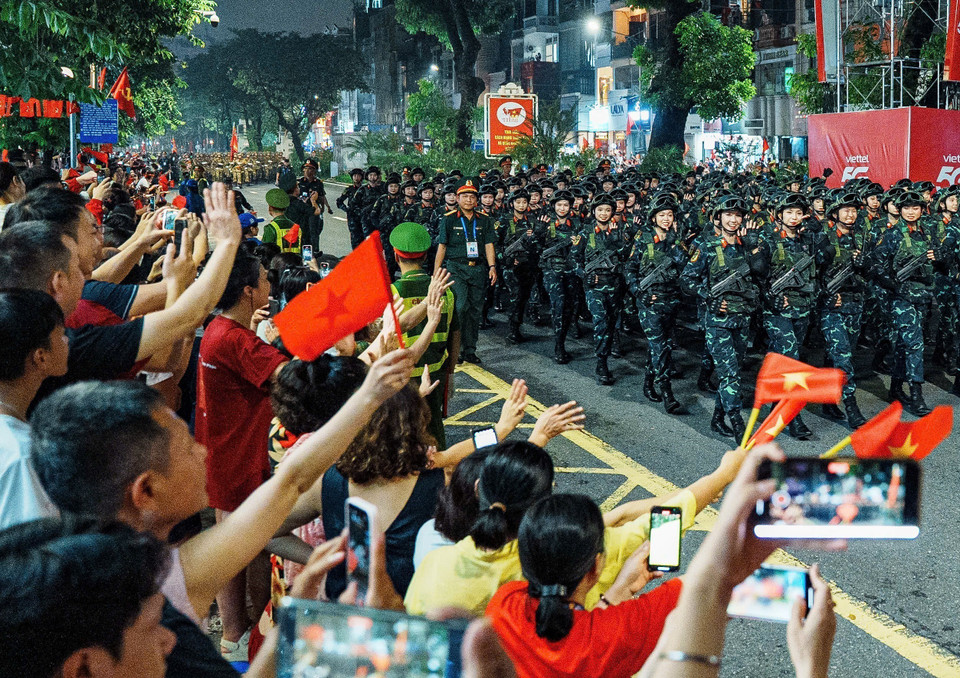 市民热切迎接阅兵游行队伍。图自越通社