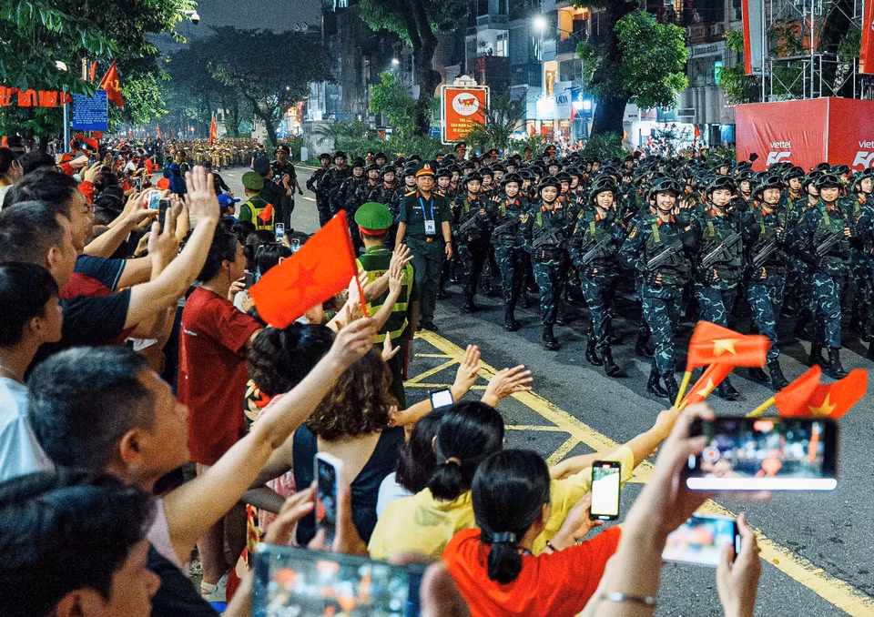 市民热切迎接阅兵游行队伍。图自越通社