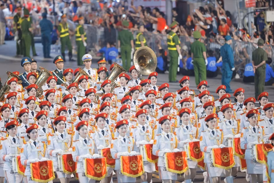 阅兵队伍行进经过南门街，进行国家级阅兵游行预演。图自越通社