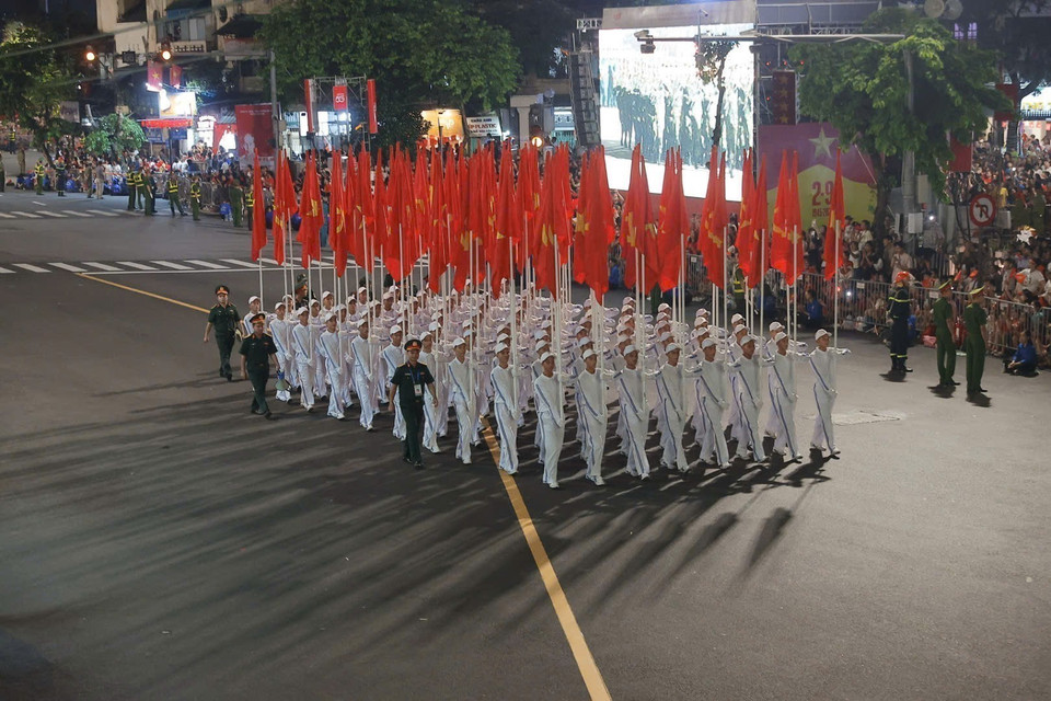 阅兵队伍行进经过南门街,进行国家级阅兵游行预演。图自越通社
