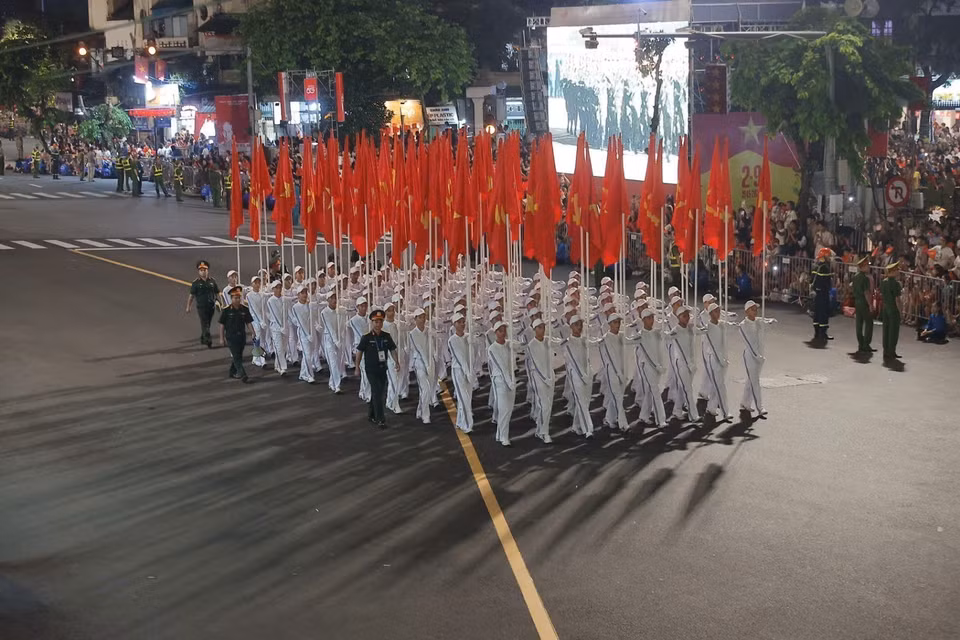 阅兵队伍行进经过南门街，进行国家级阅兵游行预演。图自越通社
