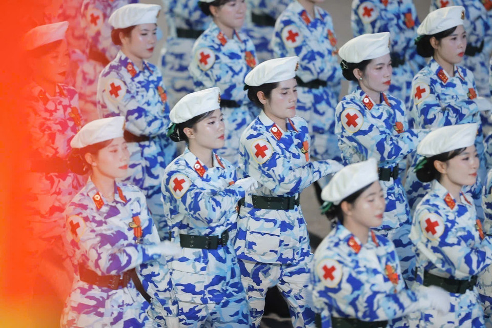 阅兵队伍行进经过南门街,进行国家级阅兵游行预演。图自越通社