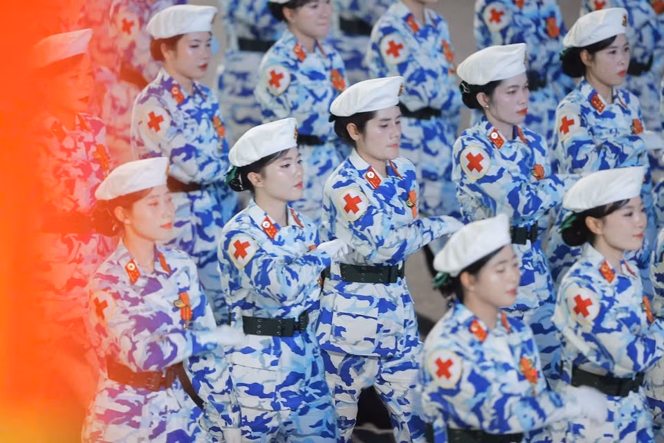 阅兵队伍行进经过南门街，进行国家级阅兵游行预演。图自越通社