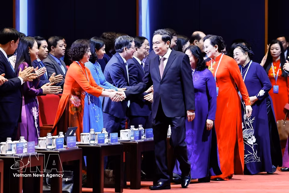 国会主席陈青敏以及党、国家领导人与原领导人出席大会开幕式。图自越通社