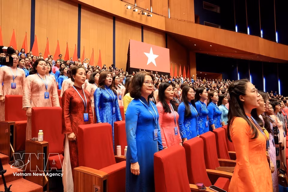 代表举行敬旗仪式。图自越通社