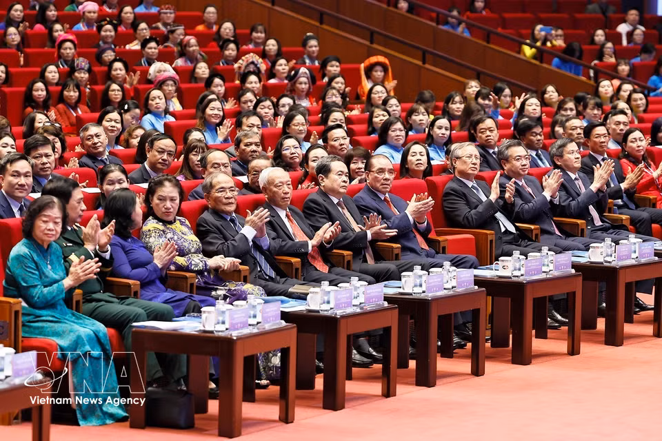 原越共中央总书记农德孟、国会主席陈青敏以及党、国家领导人与原领导人出席大会开幕式。图自越通社