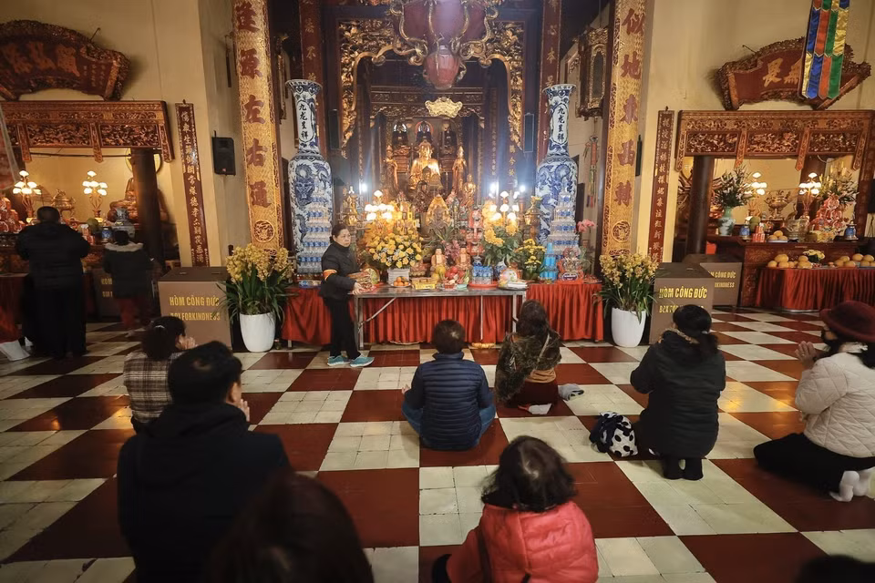 人们在元宵节里前往馆使寺烧香祈福。图自越通社