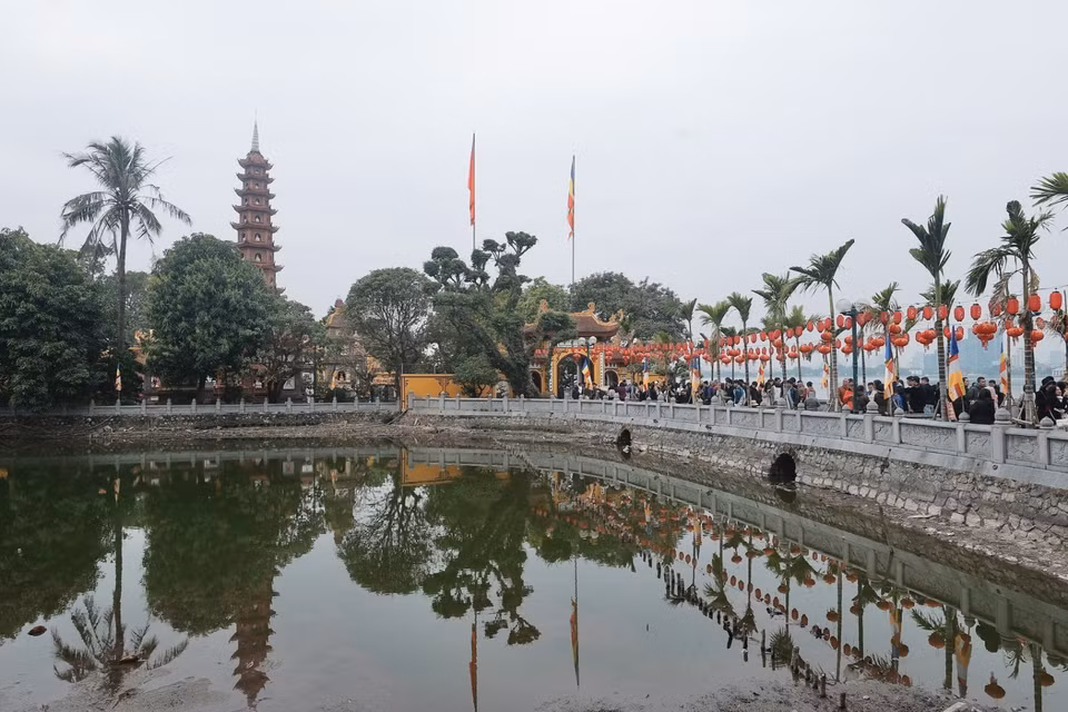 许多人在元宵节里前往镇国寺焚香祈愿。图自越通社
