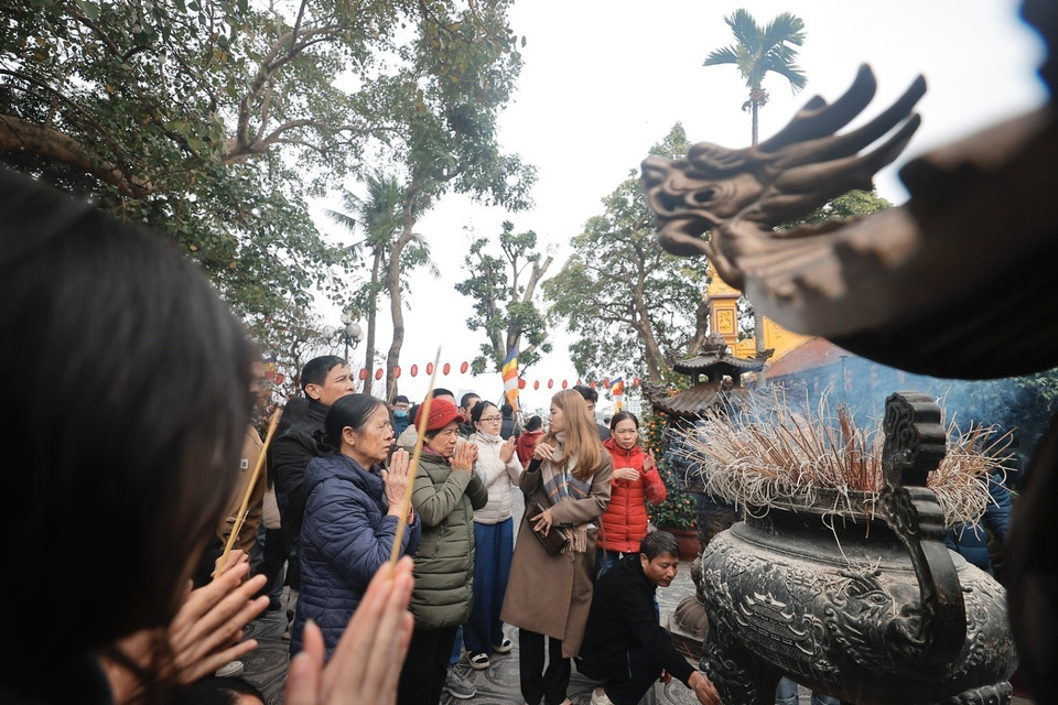 人们前往镇国寺烧香祈福。图自越通社