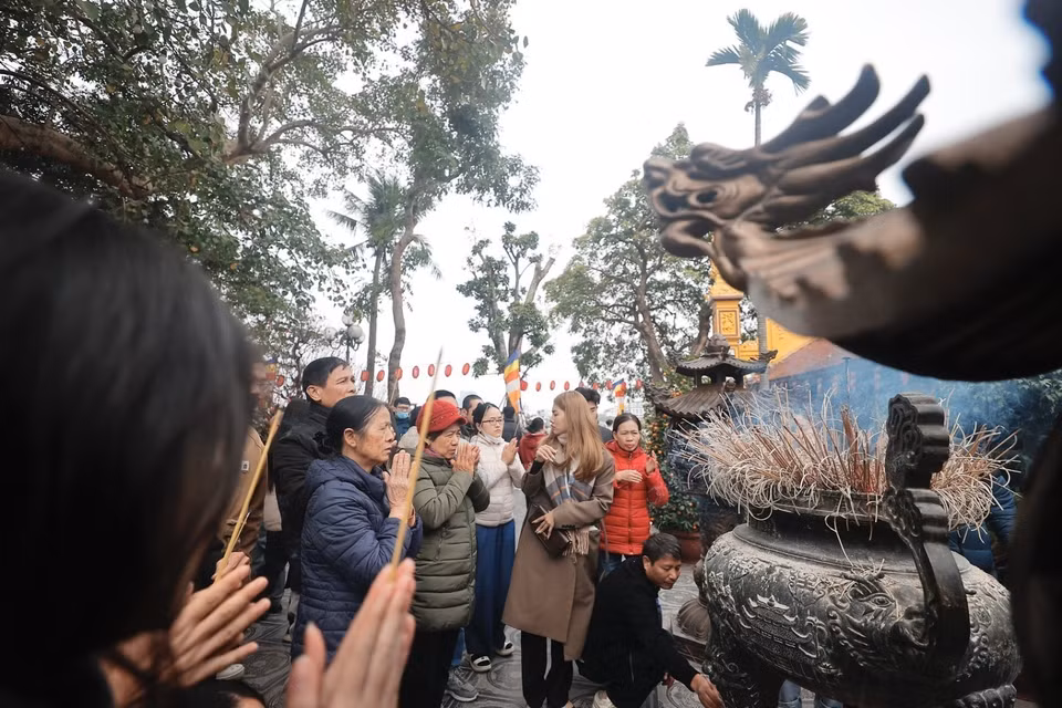人们前往镇国寺烧香祈福。图自越通社