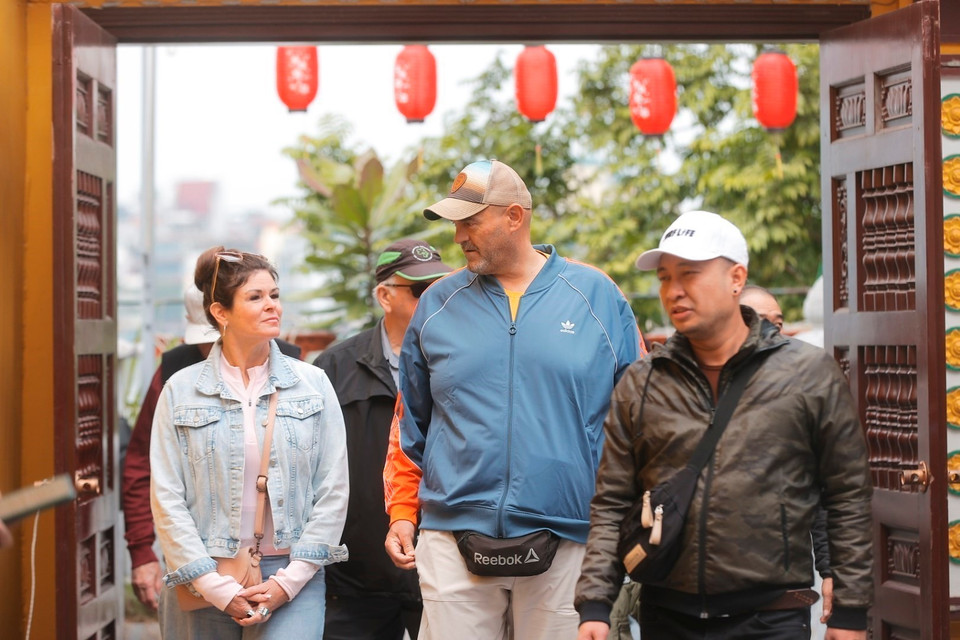 国际游客参观镇国寺。图自越通社