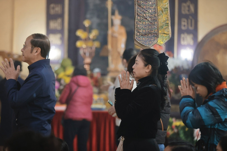 人们在元宵节里前往馆使寺烧香祈福。图自越通社