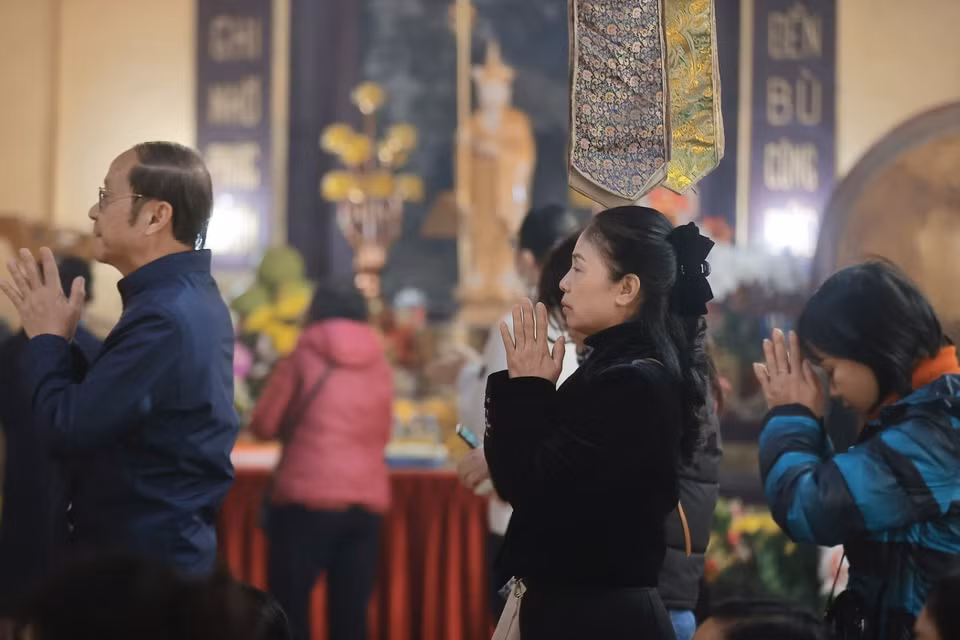 人们在元宵节里前往馆使寺烧香祈福。图自越通社