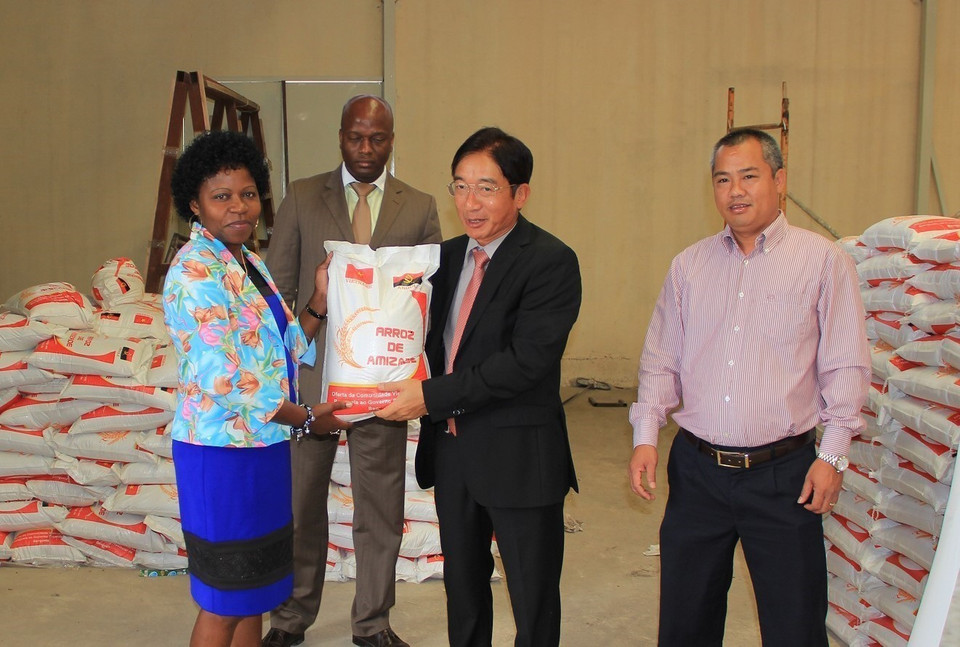 越南大使杜柏科向安哥拉回国难民家庭赠送25吨“友谊大米”，价值超过2.5万美元，由越南侨民筹集，用于支持刚回国的2500个家庭（2015年圣诞节及新年前夕）。图自越通社