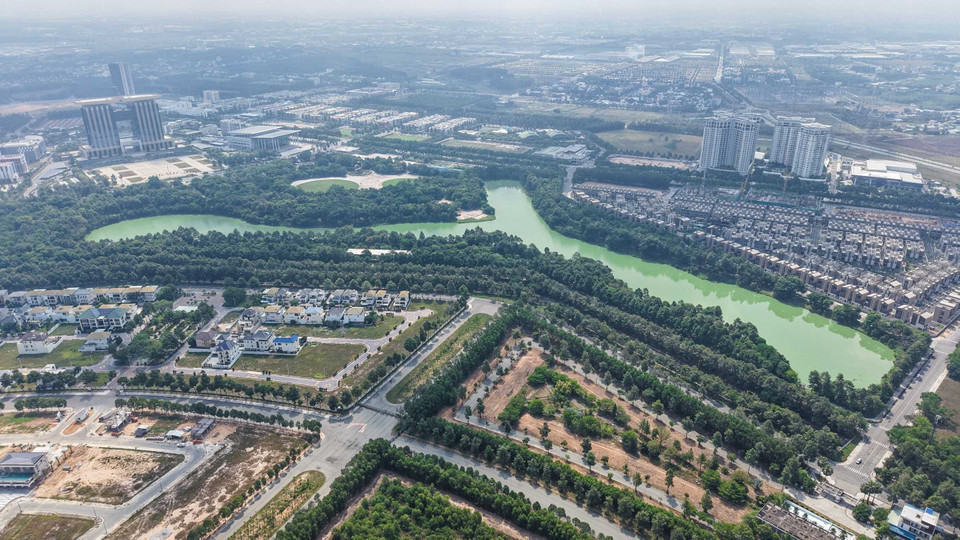 平阳省规划了许多绿地和公园，以不断提高人民的生活质量。图自越通社