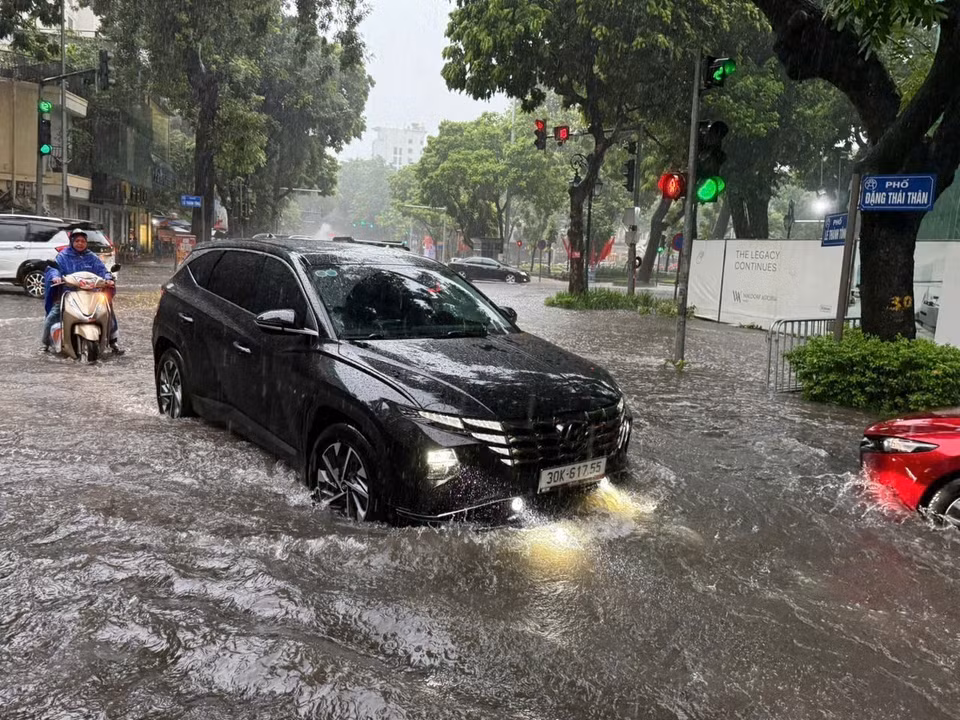 倾盆大雨使多条街道迅速变为“内河”。图自越通社