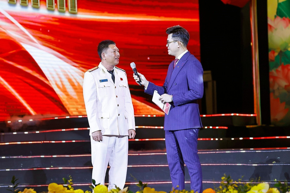 先进典型代表在大会上进行交流。图自越通社