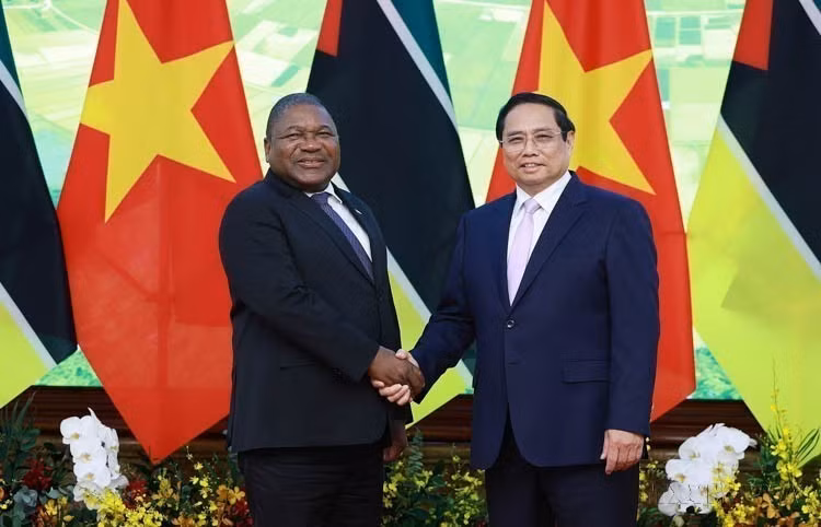 越南政府总理范明政会见对越南进行正式访问的莫桑比克共和国总统菲利佩·雅辛托·纽西（2024年9月9日）。图自越通社