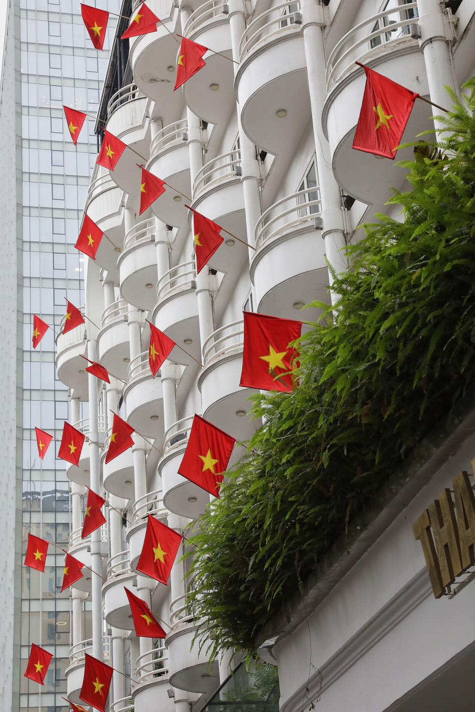 宗诞街各酒店悬挂国旗，庆祝4·30南方解放、国家统一日。图自越通社