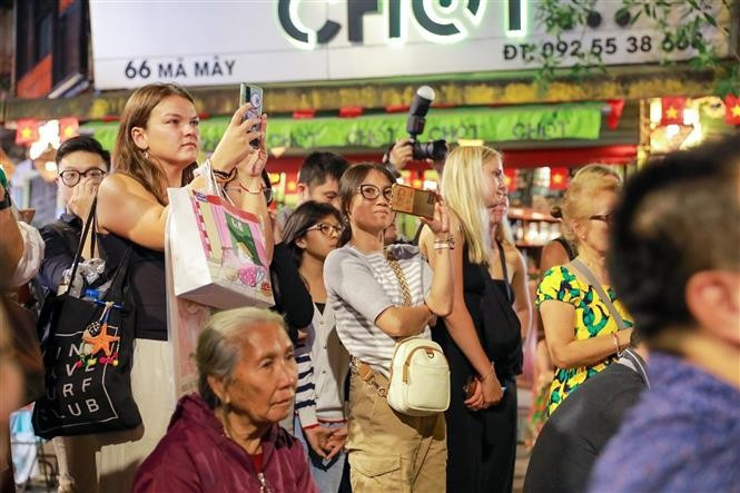 外国游客也对传统艺术节目表现出浓厚兴趣。图自越通社