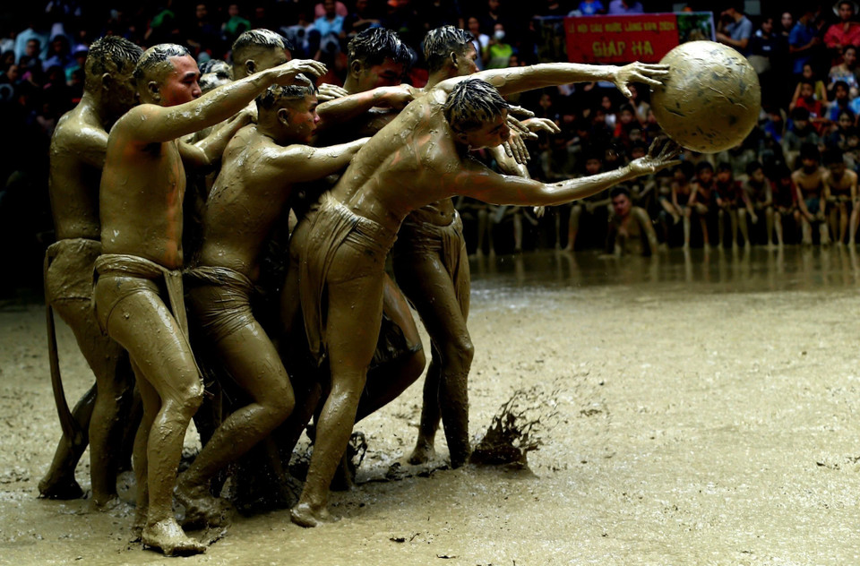 摄影一直是重要的宣传工具之一，向世界推广越南风土人情等形象。图中：由越通社作者安成达拍摄的组图《独特的云村泥球摔跤赛》中的一张图片。这组图片荣获2024年OANA奖新闻摄影类别一等奖。图自越通社