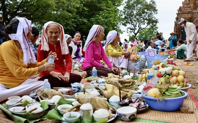占族民众携祭品登塔祭拜神灵与祖先，祈求风调雨顺与幸福平安。图自越通社