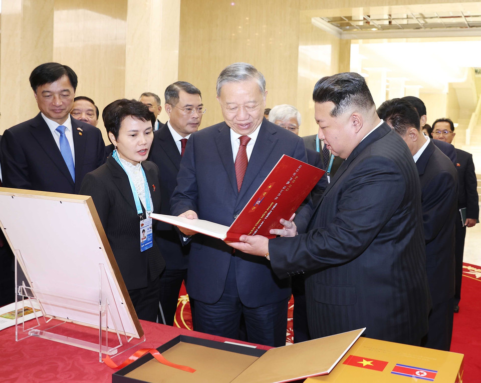 会谈结束后，越共中央总书记苏林向朝鲜劳动党总书记、国务委员长金正恩赠送纪念画册《越南—朝鲜深厚友谊》。 图自越通社