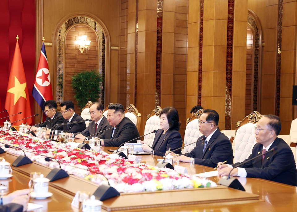 朝鲜劳动党总书记、国务委员长金正恩与朝方高级代表团出席会谈。 图自越通社