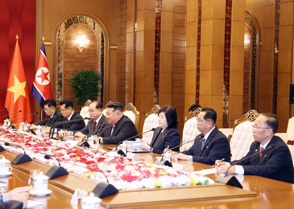 朝鲜劳动党总书记、国务委员长金正恩与朝方高级代表团出席会谈。 图自越通社