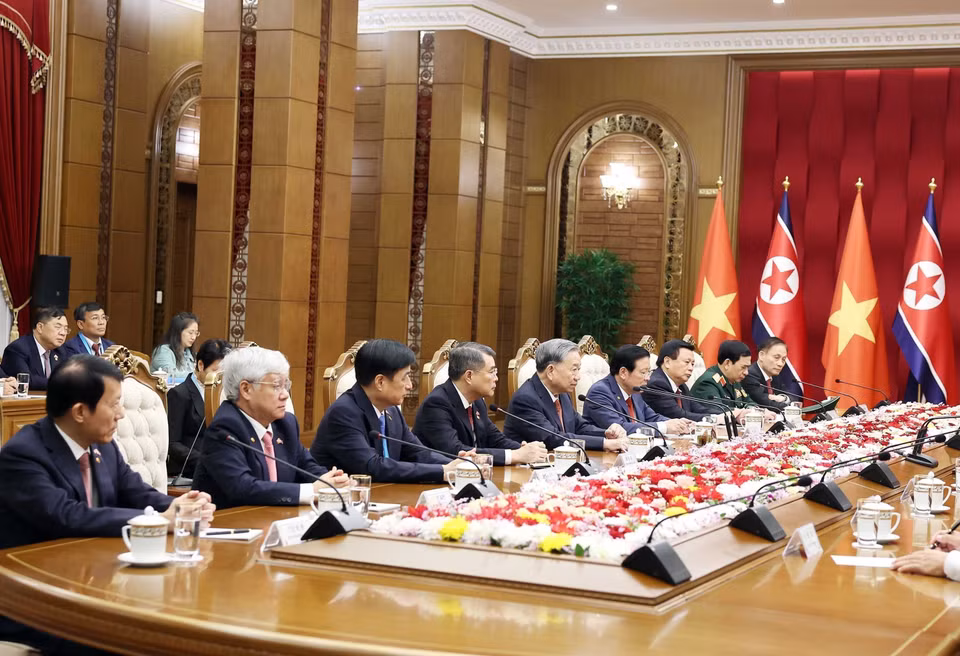 越共中央总书记苏林率领越南高级代表团出席与朝鲜劳动党总书记、国务委员长金正恩的会谈。 图自越通社