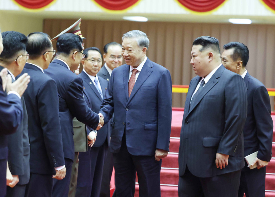 朝鲜劳动党总书记、国务委员长金正恩向越共中央总书记苏林介绍朝方高级代表团成员。 图自越通社