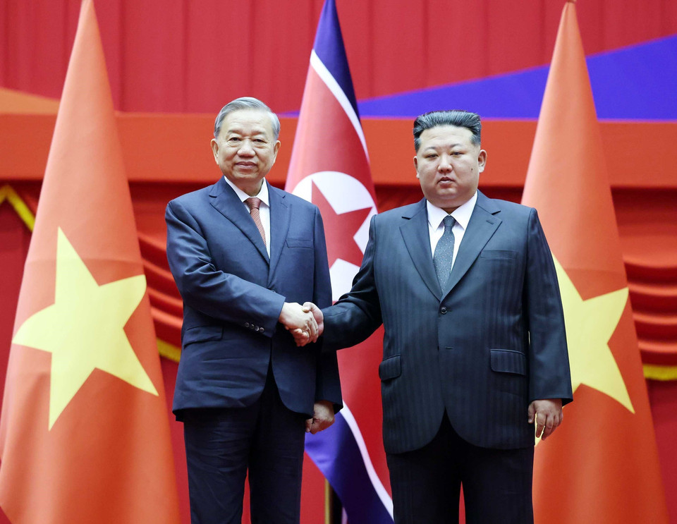 越共中央总书记苏林与朝鲜劳动党总书记、国务委员长金正恩在欢迎仪式上合影。 图自越通社