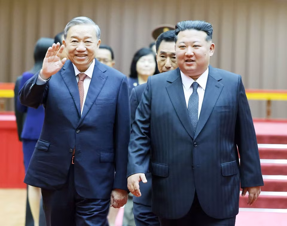 越共中央总书记苏林与朝鲜劳动党总书记、国务委员长金正恩在欢迎仪式上合影。 图自越通社