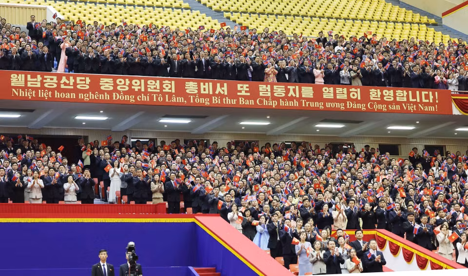 欢迎越共中央总书记苏林访问朝鲜的隆重仪式现场。 图自越通社