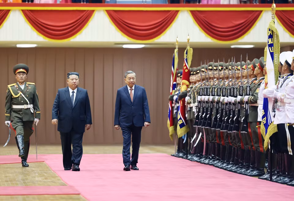越共中央总书记苏林与朝鲜劳动党总书记、国务委员长金正恩共同检阅朝鲜人民军仪仗队。 图自越通社