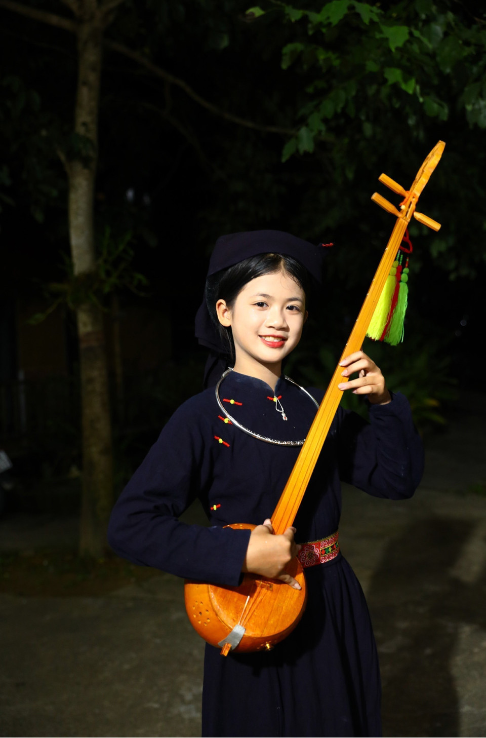 岱依族少女与天琴相伴,神情含蓄婉约。图自越通社