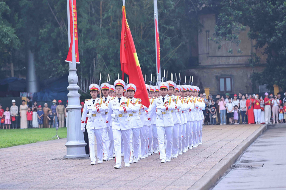 &quot;6时整，决胜旗团举行了神圣的升旗仪式。（图：越通社）