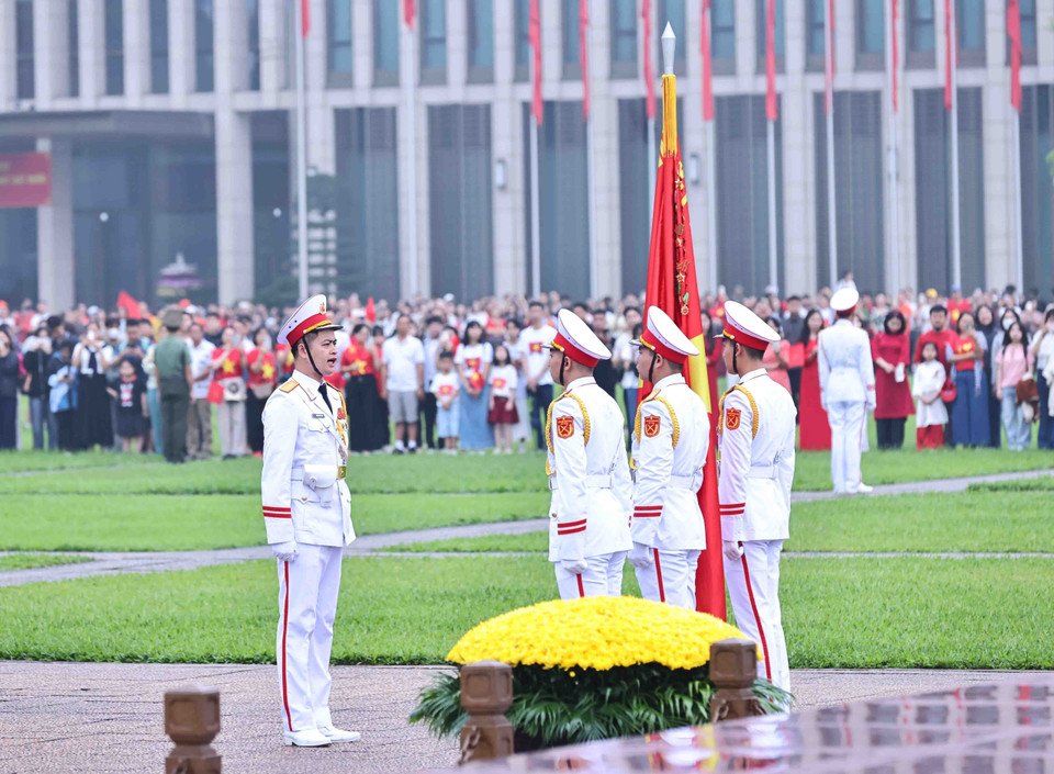 4月30日上午，一场特别的升旗、奏国歌仪式在具有历史意义的巴亭广场举行，旨在庆祝越南南方解放和国家统一50周年。图自越通社