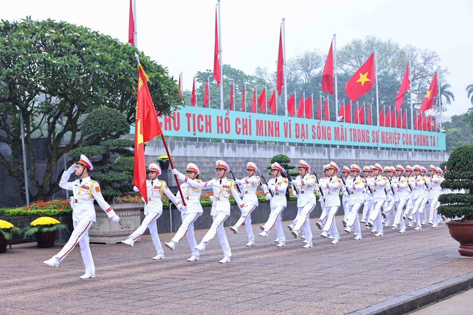 4月30日上午，一场特别的升旗、奏国歌仪式在具有历史意义的巴亭广场举行，旨在庆祝越南南方解放和国家统一50周年。（图：越通社）