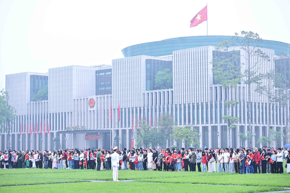 从清晨开始，人们就来到巴亭广场观看庄严的升旗仪式，庆祝越南南方解放和祖国统一50周年。（图：越通社）