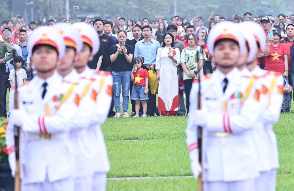 在巴亭广场举行的庆祝越南南方解放和国家统一50周年升旗仪式的神圣时刻。（图：越通社）