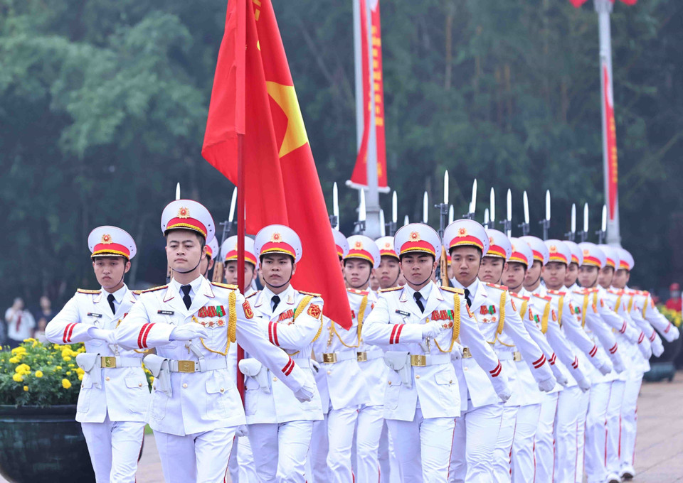 &quot;6时整，决胜旗团举行了神圣的升旗仪式。（图：越通社）