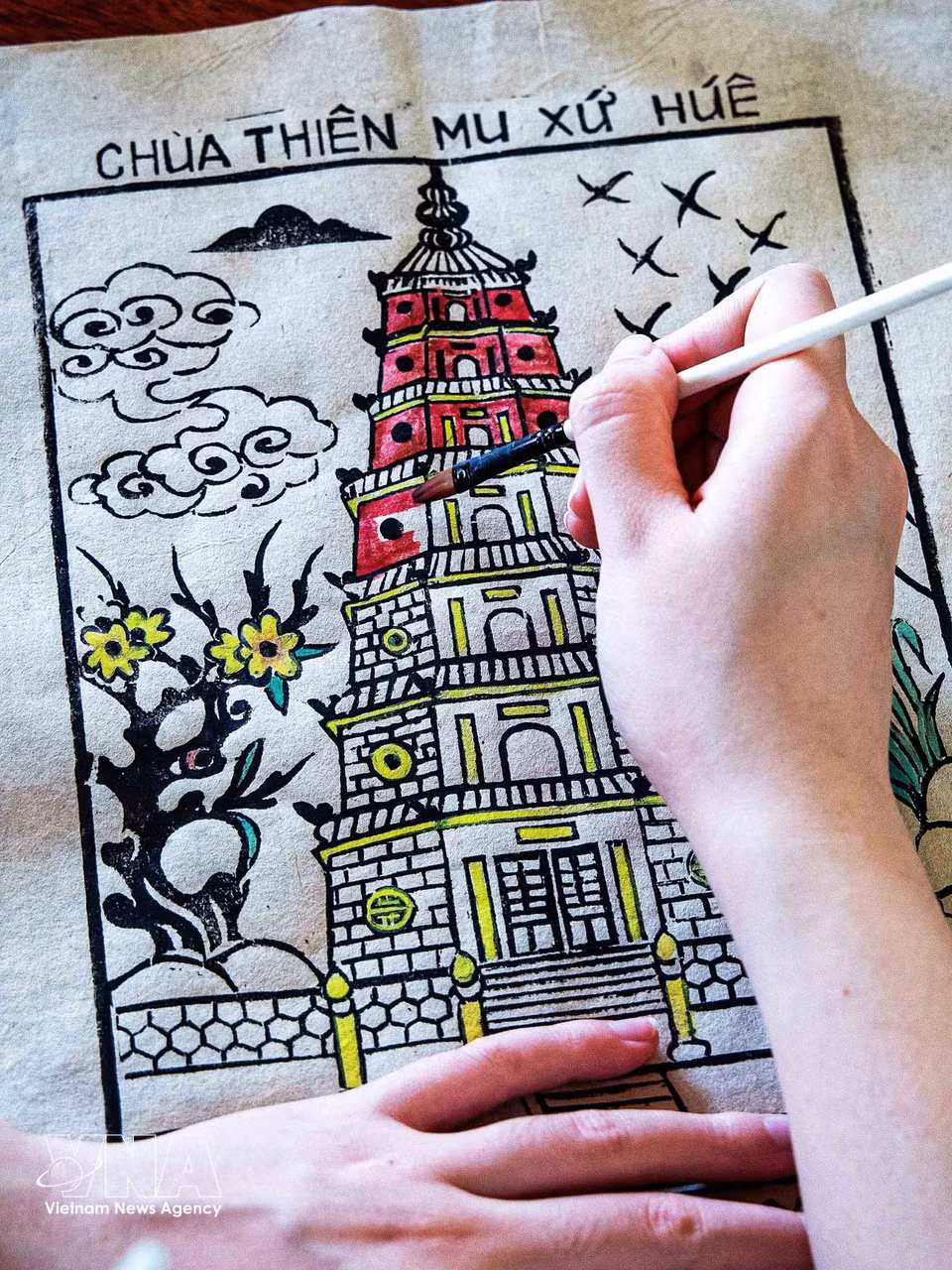 为服务旅游业，艺人范功开还创新雕刻了顺化风景的木版，如天姥寺、长钱桥等，将赖恩村画从服务于信仰的画种转变为独特的旅游纪念品。图自越通社