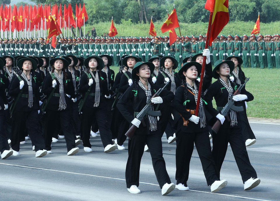 南方女游击队方阵参加合练。图自越通社