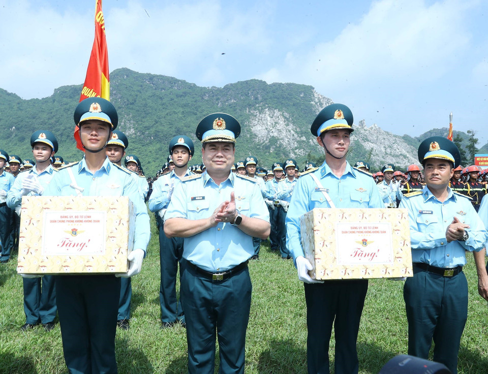 防空-空军军种领导前来祝贺并鼓励军官方阵。图自越通社