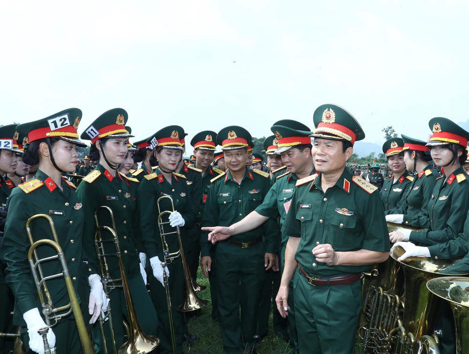 越共中央委员、国防部副部长兼总参谋长阮新疆大将向参加总合练的各方阵表示祝贺和鼓励。图自越通社