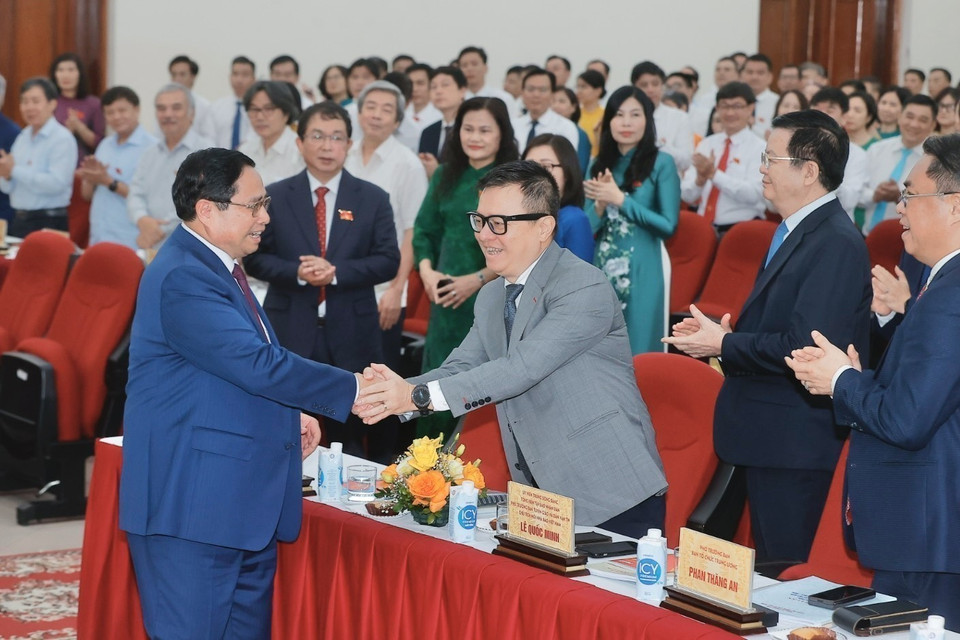 政府总理范明政与出席越南共产党越通社机关第27次代表大会的代表们。图自越通社